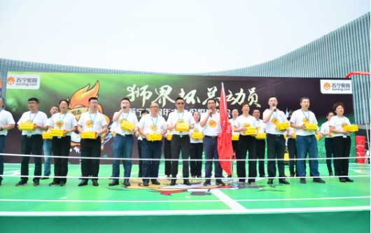 物流集團手中拿著共享快遞盒 物流集團手中拿著共享快遞盒