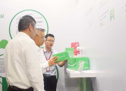 廣東省副省長陳良賢參觀京東物流青流展區 廣東省副省長陳良賢參觀京東物流青流展區