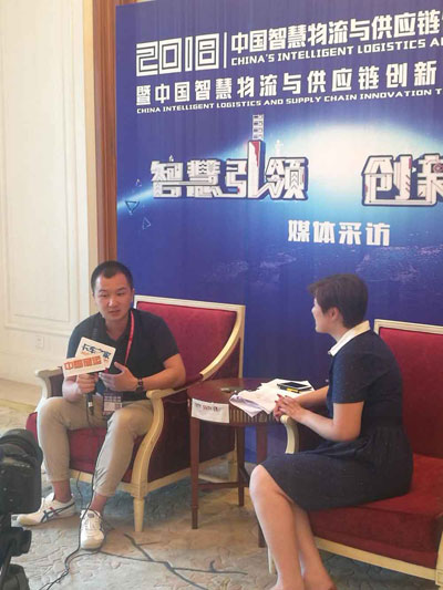 劉全超正在接受采訪 劉全超正在接受采訪