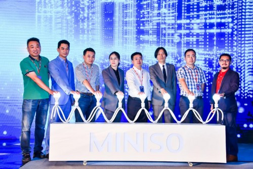 名創優品領導與生態鏈供應商代表一起亮燈 名創優品領導與生態鏈供應商代表一起亮燈